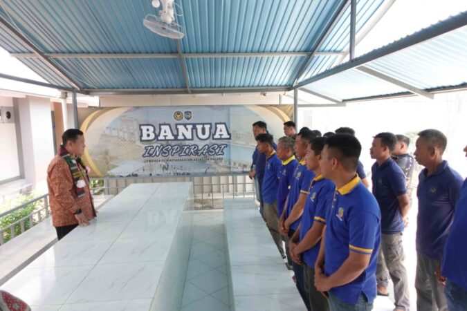 Seorang pejabat memberi arahan kepada sejumlah pria berseragam biru di area Banua Inspirasi Lembaga Pemasyarakatan Kelas IIA Palopo.